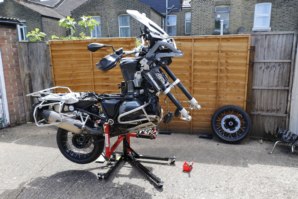 abba Sky Lift on BMW R1200GS - front wheel removed