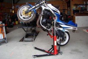 abba Sky lift, lifting a GSXR1100 in the wheelie position.